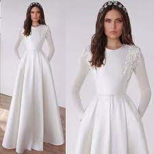 Sade Gelinlik Modelleri Ozellikle De Minimalizm Akimi Ile Birlikte Cok Moda Olmaya Basladi Iz De Minimal Gelinli Sade Gelinlikler Vintage Gelinlikler Gelinlik