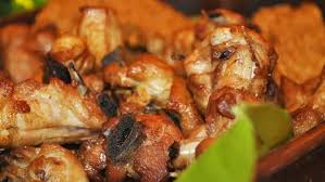 Panggang sate kulit ayam sambil olesi margarin dan sisa bumbu di atas bara arang. Resep Ayam Bacem Goreng Manis Gurih Lifestyle Fimela Com