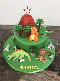 Heller biskuit und schokobiskuit belegt mit ananas, walnüssen und einer schmandcreme. Geburtstagstorte Dinowelt Mit Vulkan Tortenfee Sabrina