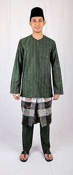 Baju melayu terbahagi kepada dua bahagian iaitu baju (kemeja lengan panjang) dan seluar panjang serta dilengkapi dengan samping dan songkok. Teluk Belanga Johor Baju Melayu Clothing Hacks Formal Attire