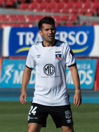 Fan unrest caused the abandonment of the derby match between colo colo and universidad catolica on sunday after a player was hit by a firework. Cesar Fuentes Wikipedia La Enciclopedia Libre