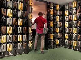 Linkedin S Empire State Building Offices Have A Speakeasy And A Wall Of Employee Pet Photos New York Office City Office Cool Office Space