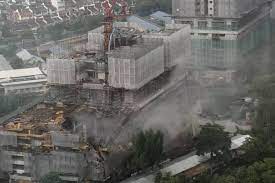 Explore a contemporary lifestyle concept that combines exclusive, prestigious homes with immaculate landscaping artistry and abundant natural greenery. Parts Of Condo Under Construction Collapse At Taman Desa Edgeprop My