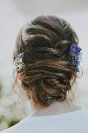 Brautfrisur Hochsteckfrisur Mit Echten Blumen In 2020 Hochzeitsfrisur Echte Blumen Blumen Im Haar Romantische Hochzeit