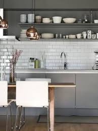 Shades Of Grey And Copper Accents In This Kitchen Kyllingdesign Skandinavisk Kjokken Moderne Kjokken