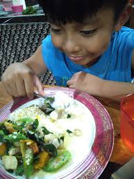 Ang batang kusog mokaon og gulay Manihapon ta