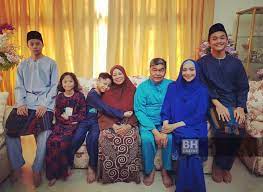 Begitu kuatnya semangat siti roziana zain atau lebih dikenali sebagai ziana zain, 49, walau pun dilanda kemelut rumah tangga berikutan kes ziana memberitahu, dia perlu kuat dan meneruskan kehidupan yang telah direncanakan oleh allah. Ziana Nafi Hasut Anak Jumpa Bekas Suami