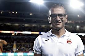 Jugadores cambian cántico del 'chucky' por 'jimmy' lozano. Jaime Lozano El Puma Rojiamarillo Vavel Mexico