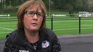 Gwahodd Gary Lineker i'r Bala ar ôl sylw 'cynghrair ffermwyr'