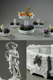Des fleurs décorent chaque centre de table et les supports en métal . de la tente sont recouverts en guise de centre de table, un panier en osier garni de vos œufs décoratifs et de collations d'igor au. Bisque Centerpiece Basket And 4 Jardinieres By Volkstedt Rudolstadt Germany