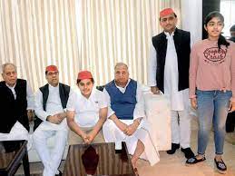 India voice is regional news channel of uttar pradesh and uttarakhand.come check us out at www.indiavoice.tvsubscribe to our channel for more videos: What To Read Next City Mulayam Singh Yadav Gives Brother Shivpal Yadav S Show A Miss Sp Chief Akhilesh Yadav Along With His Children Aditi Extreme Right And Arjun Wearing A Red Cap Visited Mulayam Singh Yadav S Residence To Greet Him On His