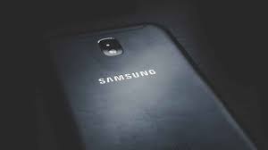 To gain access to your samsung phone's battery, you must take the back off of the device. How To Recover Your Pin Or Password On The Samsung Galaxy J5
