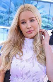 Azalea hasn't been shy about the fact that she looks different from when she first entered the but despite the negativity from the internet, azalea is thrilled with her looks. Iggy Azalea S Fans Praise Her Beautiful Smile As She Ditches Her Trademark Pout In Bra Selfie
