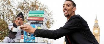 Le titre d'homme le plus grand du monde étant attractif, le livre guinness des records a resserré les règles dans la prise des mesures depuis que leonid stadnyk a refusé d'être mesuré par un autre médecin. Quand L Homme Le Plus Grand Du Monde Rencontre Le Plus Petit Le Point