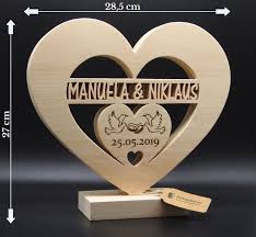 Xxl Zirben Holz Herz Mit Namen Des Brautpaares Als Einzigartige Geschenkidee Zur Hochzeit Originelle Hochzeitsgeschenke Geschenke Aus Holz Und Hochzeitsgeschenke Holz
