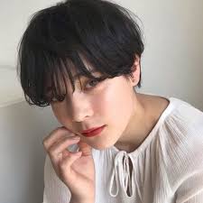 丸顔さんに似合う 黒髪ショート 特集 小顔が叶うおしゃれな髪型をご紹介 folk ショート 黒髪 ショートカット 丸顔 ショートヘア 丸顔