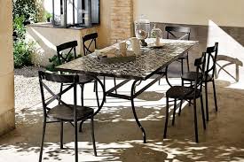 Une Table De Jardin En Carreaux De Ciment Table De Jardin Table Basse Jardin Jardins