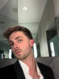 Merry Christmas and happy new year mi familia ❤️🤞 2025 had some moments,  I'm proud of everything my friends my family and myself got to do and  accomplish this year. New friends,