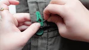 Repair the buttonhole of a jeans (with Edge Mend technique)