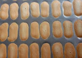 Kue ini mempunyai tampilan fisik yang panjang dengan lebar bervariasi, ketebalan kue umumnya tidak mencapai 2 cm. Resep Lidah Kucing Yang Gurih