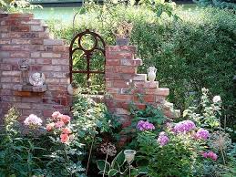 Im Trend Eine Ruine Im Garten Mein Schoner Garten In 2020 Gartenmauern Steinmauer Garten Garten Deko