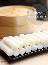 Pada saat pembuatan tteokbokki, kita harus menyiapkan bahan membuat kue beras dan saosnya secara terpisah. My Ilgi Resepi Kek Beras Korea Garaetteok