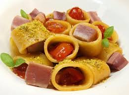 Un primo piatto di pesce saporito tipico siciliano, a base di tonno fresco olive e capperi, un condimento ideale con la pasta corta ma anche con formati di pasti lunga, una ricetta perfetta per l'estate, stagione in cui è possibile trovare il tonno fresco dei nostri mari. Pasta Armando Anello Con Datterini Tonno Fresco E Polvere Di