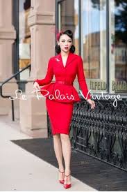 Il s'agit d'une pièce unique qui peut, à elle seule, composer toute une tenue. Tailleurs Chics