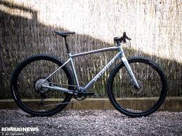 Uberraschung Das Specialized Diverge Evo Mit Alurahmen Und Geradem Lenker Erinnert An Selige Hardtail Zeiten Hat Aber Ei In 2020 Specialized Rennrad Rennen Geometrie