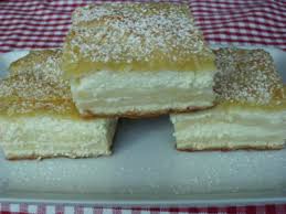 Pe o planseta, se amesteca faina cu untul (margarina), apoi se adauga 125 g branza de vaci, sarea si se framanta bine, pana se obtine un aluat bun. Retete Dulciuri Placinta Cu Branza De Vaci Si Foi De Casa