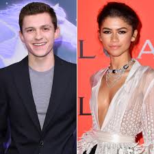 Tom was also seen caressing zendaya's chin at point. Ah9vepohguc9bm