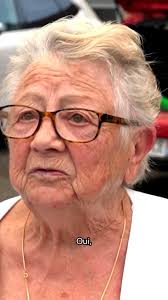 🎥 Danielle a 85 ans., Elle vit à 700 mètres d’altitude, dans un petit  village des Pyrénées., Deux fois par mois, le camion des Restos grimpe  jusqu’à elle., Pour l'aide alimentaire oui., Mais surtout ...