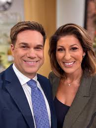 Kultfilmen Tomten är far till alla barnen blir scenshow 🎅🏼 I två av  rollerna ser vi Eva Röse och Liv Mjönes! 🤩 Hör dem berätta om manusarbetet  här 📲 https://brnw.ch/Nyhetsmorgon_