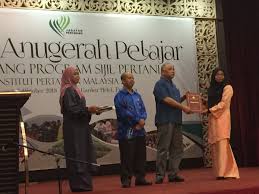 Penyampaian cenderamata kepada tetamu kehormat. Ipserdang Doa On Twitter 5 10 2018 Majlis Anugerah Pelajar Cemerlang Program Sijil Pertanian Institut Pertanian Malaysia Jabatan Pertanian Moa 2018 Tahniah Pada Graduan Ipah Iptg Ipahjohor Doatitigantong Psm Doa Jharizan Simtzetzin