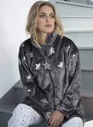 La veste softshell est composée de 3 couches fonctionnelles avec une partie polaire à l'intérieur à laquelle s'ajoute une membrane tpu qui vous. Epingle Sur Pyjamas Femmes Et Chemises De Nuit