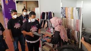 Lihat review dan informasi gaji perusahaan di indonesia yang ditulis oleh staff dan mantan staff. Https Jakarta Tribunnews Com 2021 07 08 Tarik Tunai Via Atm Naik Jadi Rp 20 Juta Https Cdn 2 Tstatic Net Jakarta Foto Bank Images Ilustrasi Atm23 Jpg Ilustrasi Bank Indonesia Bi Menetapkan Penyesuaian Sementara Batas Maksimal Nilai Nominal Dana Untuk