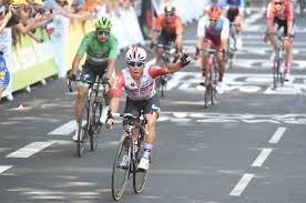 A sprinter, ewan has a style similar to that of mark cavendish, taking an extremely low position that gives him a significant aerodynamic advantage. Tour De France Caleb Ewan Sprintet Auf Der 11 Etap