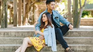 Deretan inspirasi foto prewedding indoor casual dan elegan yang bikin baper. Contoh Prewedding Casual Ala Warna Photo Indonsia Tahun 2020