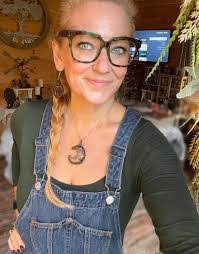 Mandy Light's Instagram, Twitter & Facebook