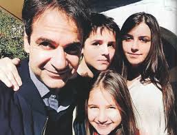 Σήμερα σάββατο 29 μαΐου, πραγματοποιήθηκε το μνημόσυνο για τα τέσσερα χρόνια από τον θάνατο του κωνσταντίνου μητσοτάκη. Poia Einai H Syzygos Toy Kyriakoy Mhtsotakh Mareba Kai Pws Synebale Sth Nikh Toy Eikones Politikh Iefimerida Gr