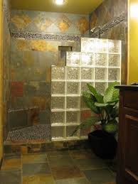 45 Stylish Walk In Shower Designs For Small Bathrooms Badezimmer Dusche Glasbausteine In 2020 Kleine Badezimmer Design Glasblock Dusche Dusche Umgestalten