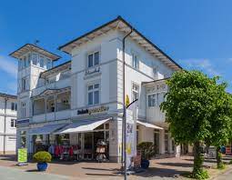 Direkt am kurpark von binz und zwei gehminuten vom strand entfernt liegt das 1999 neu erbaute haus elise mit seinen 7 ferienwohnungen. Datei Binz Haus Elisenhof 02 Jpg Wikipedia