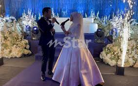Ketika ditanya apakah perasaan mereka apabila dapat menewaskan dayang yang pernah mencipta hatrik vokal terbaik, pasangan itu mempunyai jawapan yang tersendiri. Video Wow Syamel Ernie Buat Show Dalam Resepsi Sendiri Lancar Single Goodbye Hello Hiburan Mstar