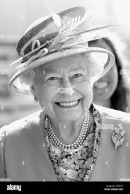 La reine elizabeth ii center Banque d'images noir et blanc