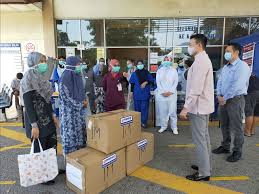 (original) untuk makluman semua,setiap hari ahad dan cuti umum klinik ini akan beroperasi dari 8am hingga 12pm hnya untuk pemeriksaan kuning bayi shj.jadi kpda sesiapa shj yg ingin lakukan pemeriksaan kuning bayi boleh. Mercy Malaysia Petugas Di Klinik Kesihatan Sungei Buloh Facebook