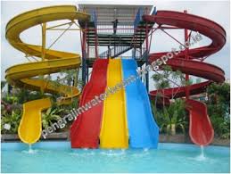 Kolam renang menjadi wahana paling favorit di wisata ini. Perosotan Kolam Renang Stainless Center Jakarta