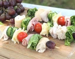 Bei einem picknick sind wilde snacks beliebt und leicht zuzubereiten. The Edit Essen Trinken