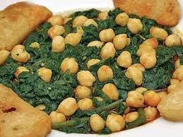 Se trata de un delicioso y reconfortante plato lleno de nutrientes gracias a las legumbres y las. Espinacas Con Garbanzos Estilo Andaluz Youtube