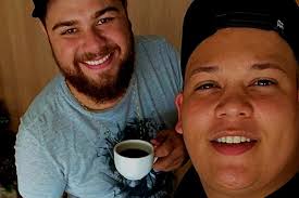 Acusados de transfobia, Pedro Motta e Henrique mudam letra de música