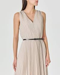 Nessun limite alla scelta dei tessuti, dal taffetà, al pizzo, al raso, si può investire nei. Abiti Lunghi